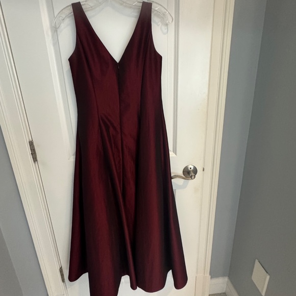 Burgundy evening dress. ABS Evening by Allen Schwartz. Size 6. Cocker approved . - Picture 4 of 5